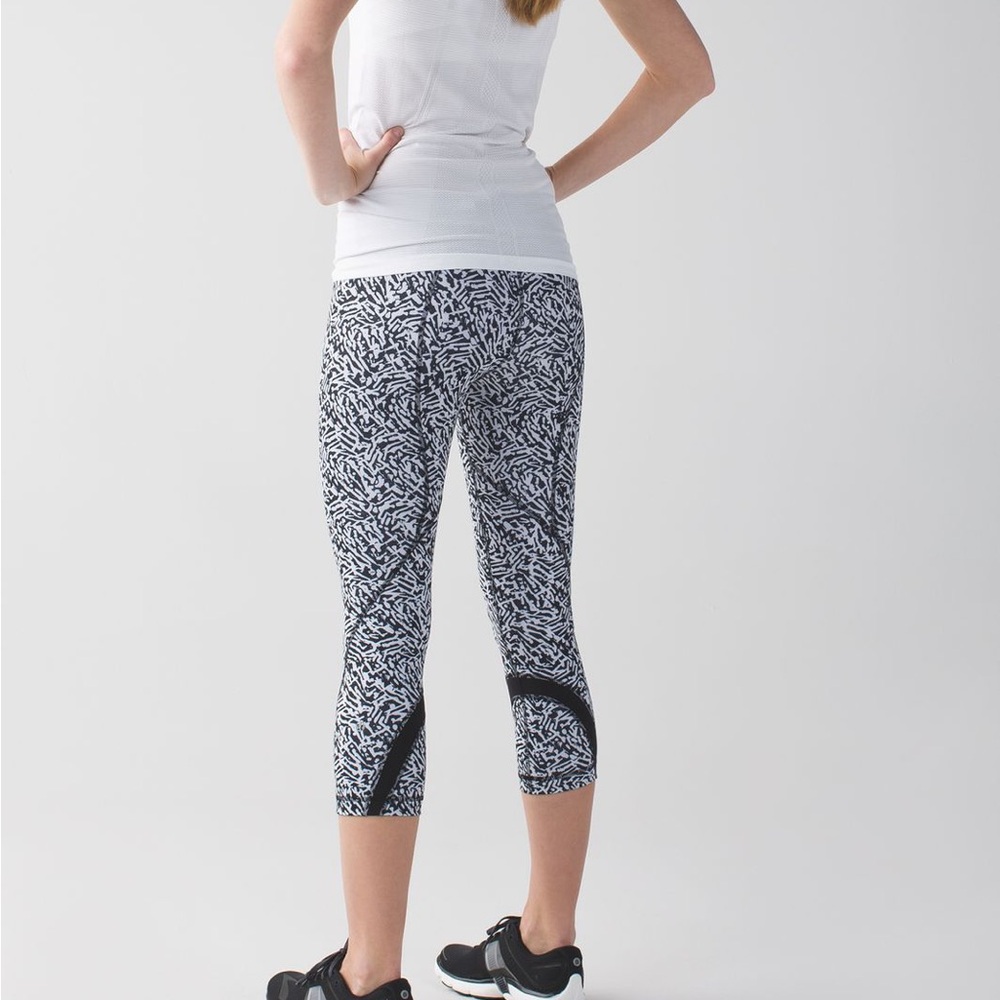 Lululemon Run Inspire Crop ll Black White Size 6